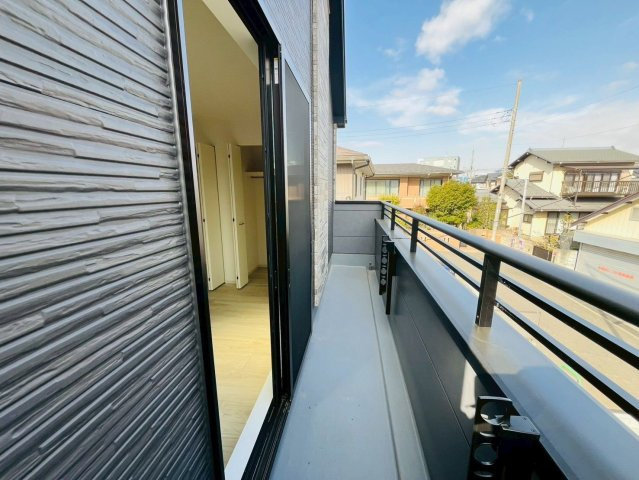 【バルコニー】 | 練馬区富士見台３丁目　新築戸建て　１号棟 | 陽当たりと通風に恵まれ、洗濯物がよく乾く快適なバルコニーです