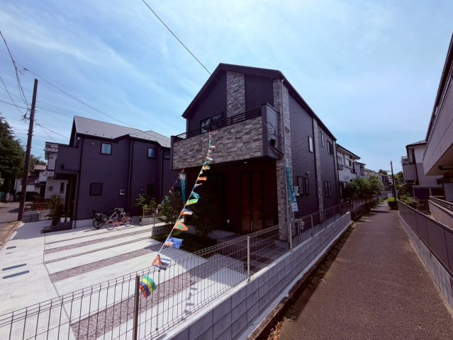 【外観】 | 練馬区富士見台３丁目　新築戸建て　１号棟 | 周囲の住宅と調和しながらも、さりげない個性が光る佇まい