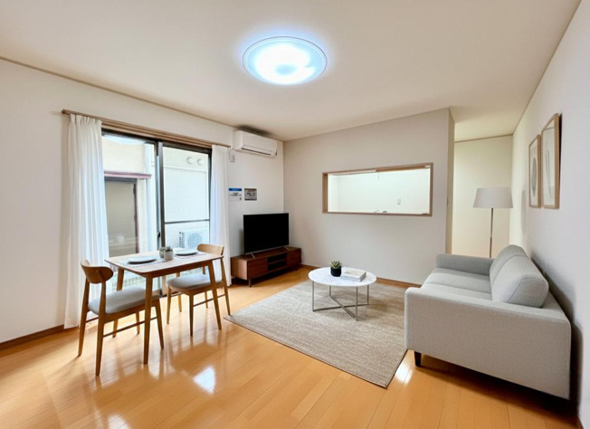 【居間・リビング】 | 藤沢市石川５丁目　中古戸建 | ゆったり過ごせるリビングです