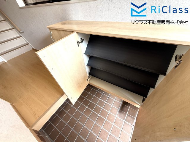 中古戸建　神戸市須磨区天神町４丁目4の玄関|収納もある玄関です