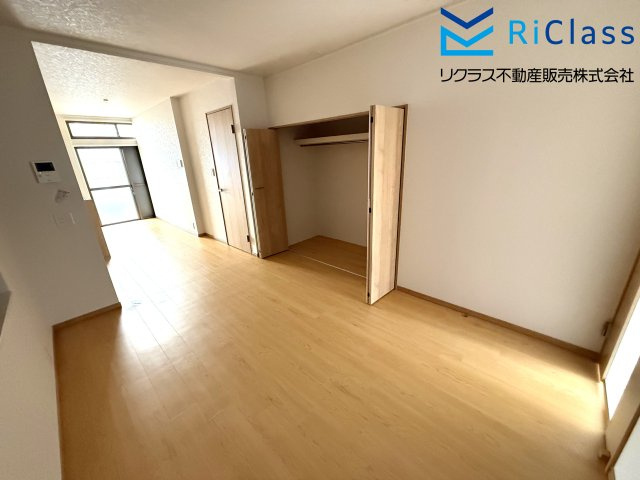 中古戸建　神戸市須磨区天神町４丁目4の居間・リビング|リビングにクローゼットあります