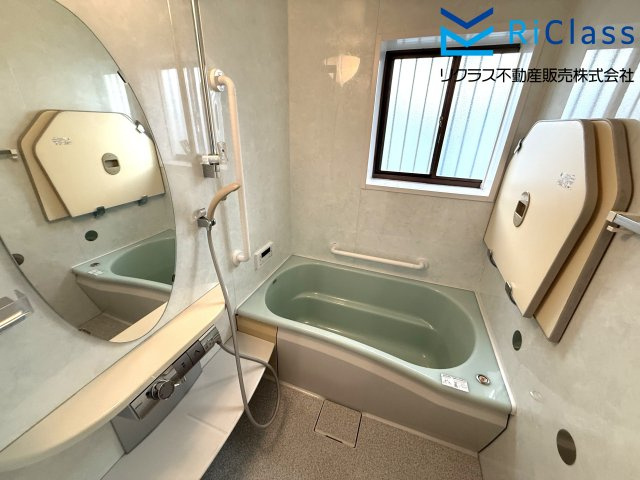 中古戸建　神戸市須磨区天神町４丁目4の浴室|落ち着いた空間のお風呂です
窓もあります