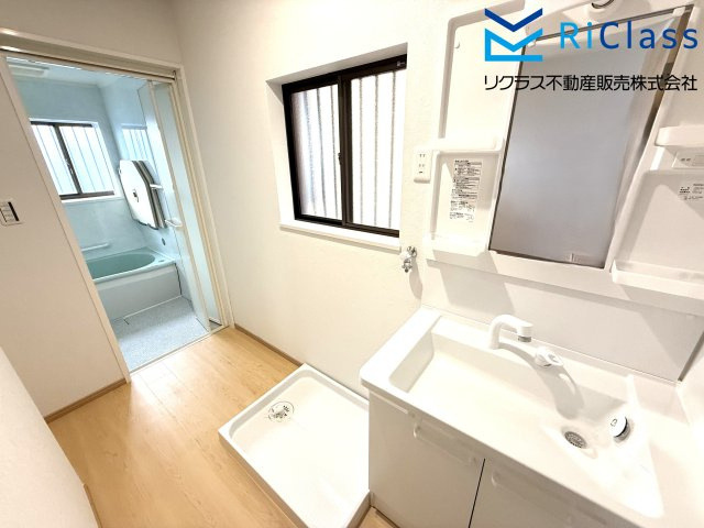 中古戸建　神戸市須磨区天神町４丁目4の独立洗面台|独立洗面化粧台が付いています
ランドリースペースあります