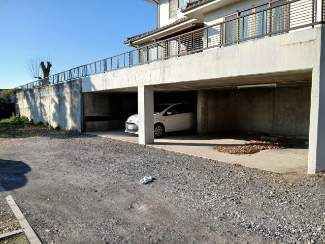 東松山市下唐子　中古戸建の駐車場|ビルトインガレージ（４台駐車可能）