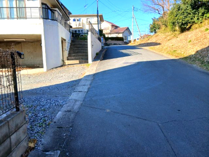 東松山市下唐子　中古戸建の前面道路含む現地写真