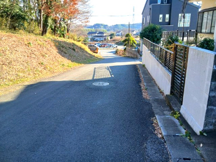 東松山市下唐子　中古戸建の前面道路含む現地写真