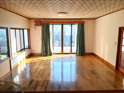 東松山市下唐子　中古戸建の居間・リビング|キッチンからリビングダイニングをみて