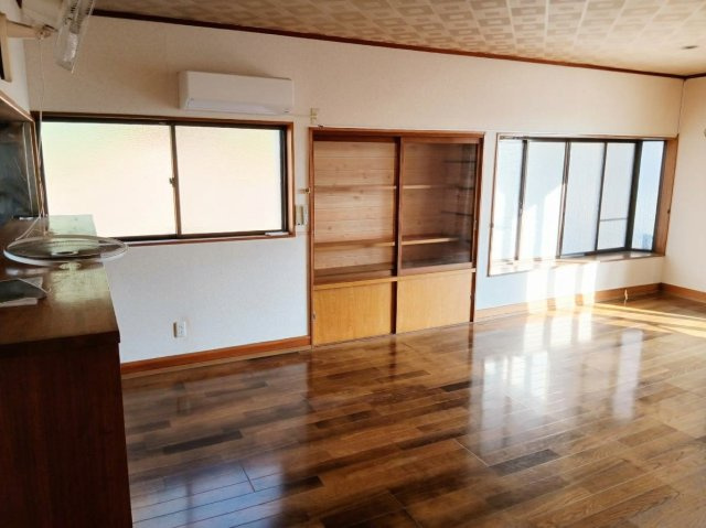 東松山市下唐子　中古戸建の居間・リビング|キッチンからリビングダイニングをみて