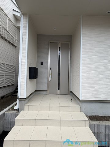 伊勢原市下落合第12　新築戸建　全2棟1号棟の玄関
