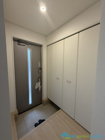 伊勢原市下落合第12　新築戸建　全2棟1号棟の玄関