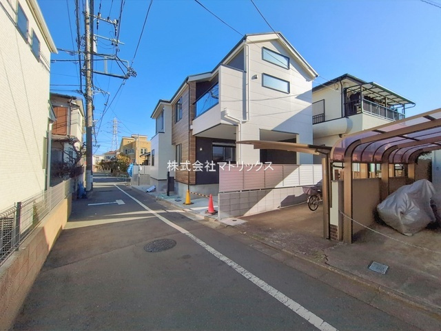 練馬区向山4丁目　25帖大空間LDK　贅沢省エネ邸宅の前面道路含む現地写真