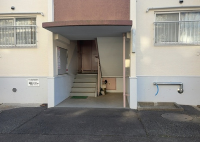 【エントランス】 | 相模原富士マンションＢ | マンションのエントランスには、もともと風よけや防犯の役割がありますが、マンションによって宅配ボックスなどの設備が備わっている所もあります。日々の生活をイメージしながら生活しやすさをチェックしましょう。
