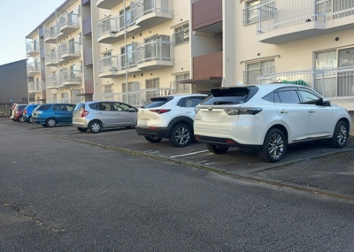 【駐車場】 | 相模原富士マンションＢ | 車一台あたりに必要なスペースは、標準サイズの普通自動車で横幅2m50cm、長さ5mは必要になります。ただし、乗降のことも考慮して横幅3m30cm、長さ5m50cmほどは確保できるところを選びましょう。