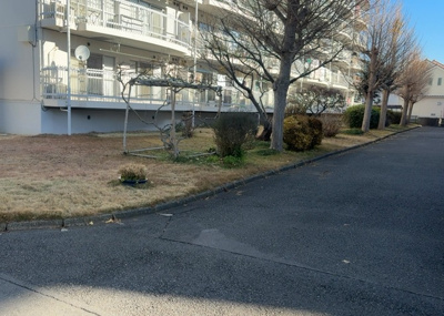 【中庭】 | 相模原富士マンションＢ | 中庭（パティオ）とは、一つの建築物の内部に設けられた、壁などで囲われている庭のことを指します。コの字型、ロの字型が主流ですが、L字型の中庭もあります。最近では、インテリア性の高さからも人気があります。