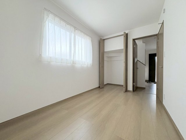 ハートフルタウン　江南市飛高町栄　全2区画分譲の洋室|木目の美しさを際立たせるシンプルデザインで、室内に落ち着きと安らぎを与えてくれます。