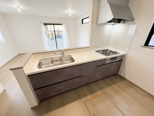 ハートフルタウン　江南市飛高町栄　全2区画分譲の居間・リビング|フローリング材には木目調で木材特有の風合いがあり、ナチュラルな美しさになっています。