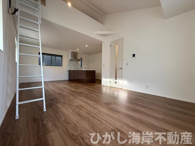 茅ヶ崎市浜之郷　新築戸建　全２区画のダイニング|20帖　開放感のある勾配天井のLDK