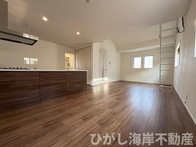茅ヶ崎市浜之郷　新築戸建　全２区画の居間・リビング|20帖　開放感のある勾配天井のLDK