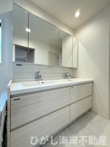 茅ヶ崎市浜之郷　新築戸建　全２区画の独立洗面台|三面鏡化粧台