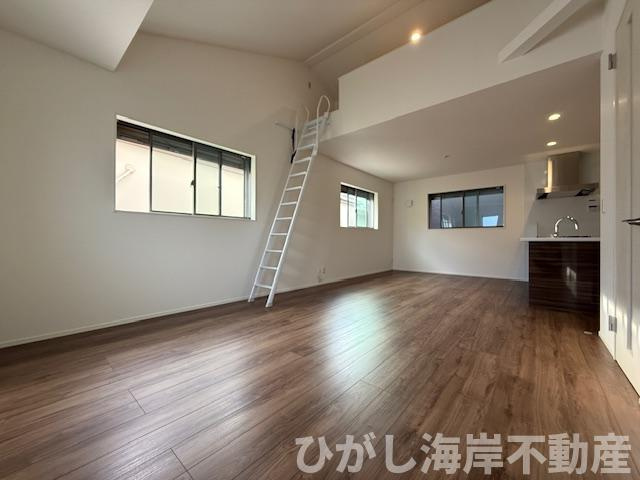 茅ヶ崎市浜之郷　新築戸建　全２区画の居間・リビング|20帖　開放感のある勾配天井のLDK