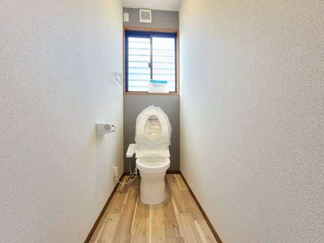 上三川町ゆうきが丘 中古戸建のトイレ|トイレは2ヶ所設置されており、忙しい朝でも順番待ちのストレスがありません。温水洗浄便座付きで快適性も◎。清潔感を保ちやすく、日々の暮らしを快適にサポートしてくれます♪
※2025年12月撮影