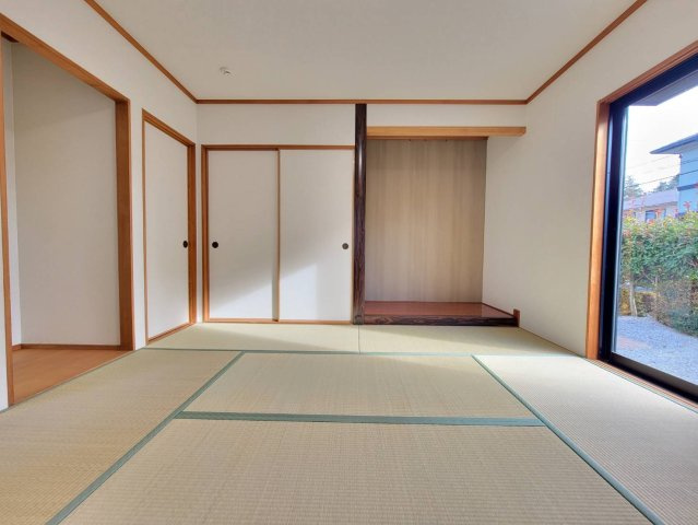 上三川町ゆうきが丘 中古戸建の和室|〇1F・8帖和室〇
押入付きで来客用にも家族のくつろぎスペースにも使える万能空間♪畳ならではの柔らかさが心を落ち着かせ、子どものお昼寝や家事の合間の休憩にもぴったり。
※2025年12月撮影