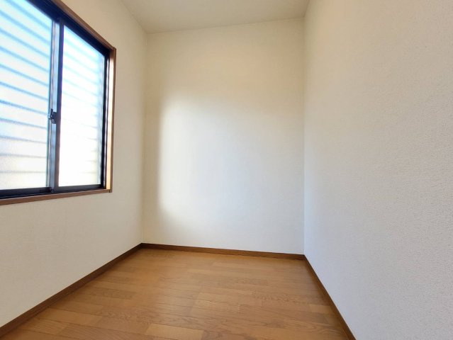 上三川町ゆうきが丘 中古戸建の収納|〇1F・8帖和室〇
ウォークインクローゼット付きでお洋服や寝具などもまとめて収納可能です！
※2025年12月撮影