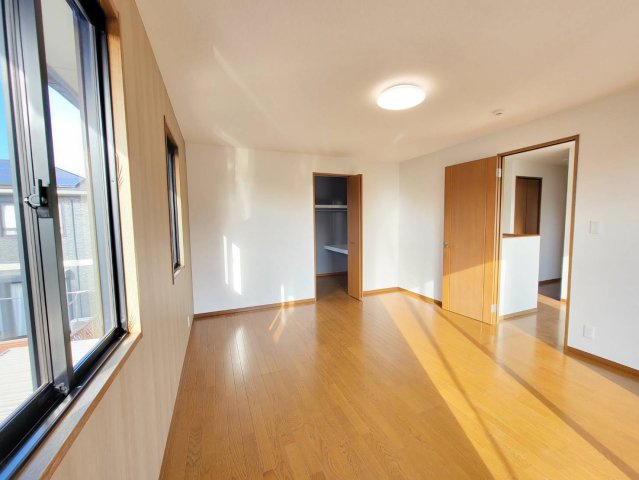 上三川町ゆうきが丘 中古戸建の洋室|〇2F・10帖洋室〇
主寝室から直接出られるバルコニーは、洗濯や空気の入れ替えもスムーズ。
暮らしの動線が整う快適な設計です。
※2025年12月撮影