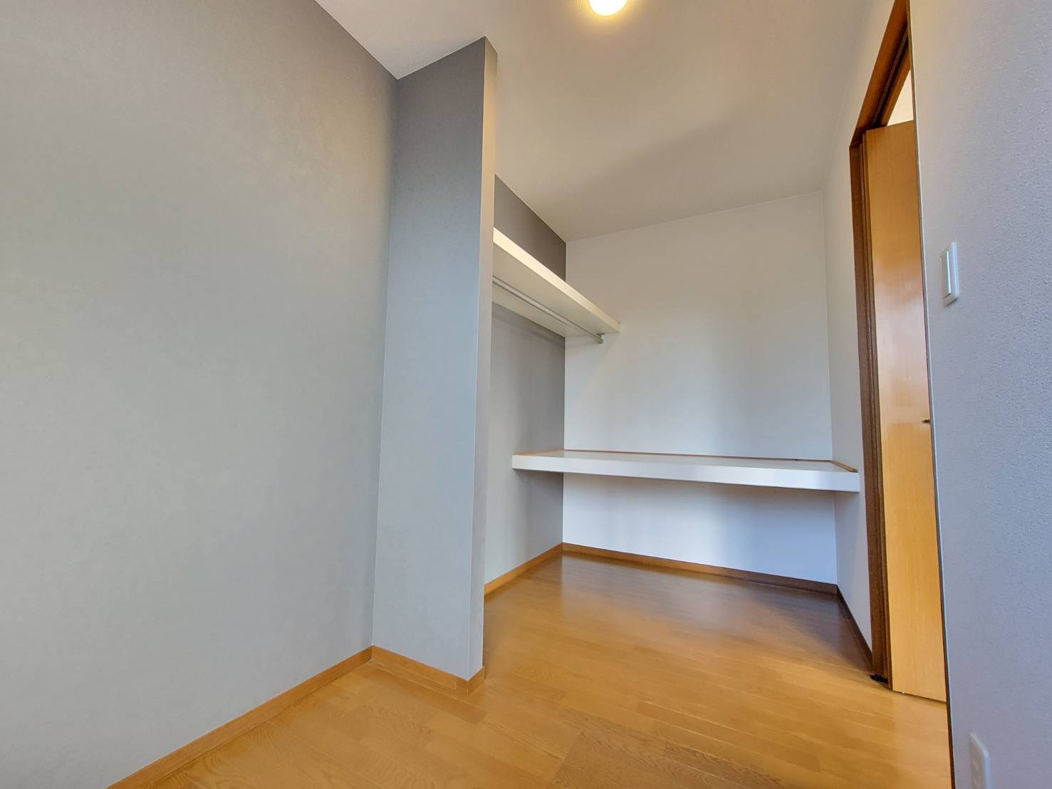 上三川町ゆうきが丘 中古戸建の収納|〇2F・10帖洋室〇
洋服もバッグもまとめて収納できるウォークインクローゼット。見渡せるから選びやすく、毎日のコーディネートがもっと楽しくなります。
※2025年12月撮影