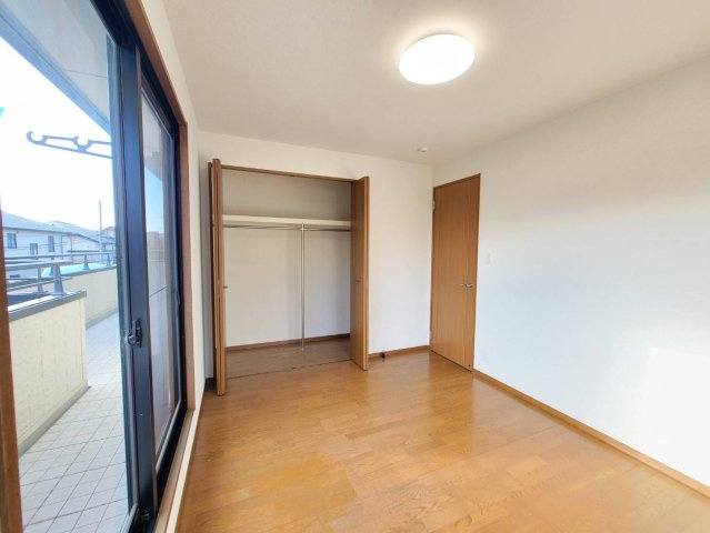 上三川町ゆうきが丘 中古戸建の洋室|〇2F・6帖洋室①〇
静かな2階にある洋室は、プライベート感たっぷり。
勉強や趣味、仕事に集中できるちょうどいい広さで、自分だけの時間を大切にできます。
※2025年12月撮影