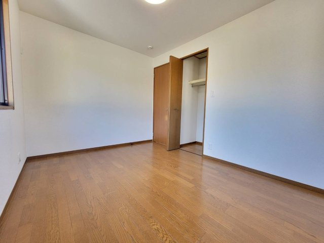 上三川町ゆうきが丘 中古戸建の洋室|〇2F・6帖洋室②〇
ベッドと机を無理なく置ける、お子様用にちょうどいい広さのお部屋です。
自分だけの時間を大切にできて勉強にも集中できます。
※2025年12月撮影