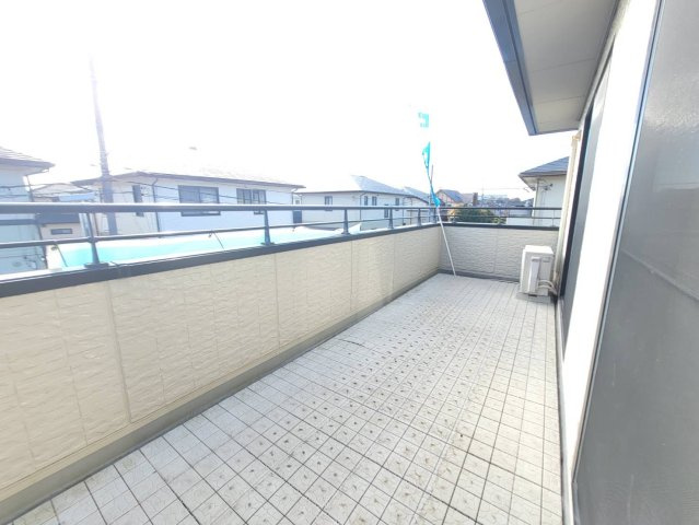 上三川町ゆうきが丘 中古戸建のバルコニー|南向きのワイドバルコニーは、洗濯物がしっかり乾きやすく、家事効率がぐっと上がります。椅子を置いてちょっとした外時間を楽しむこともでき、日々の暮らしに心地よい開放感をプラス。
※2025年12月撮影