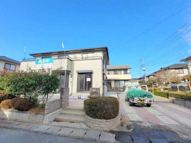上三川町ゆうきが丘 中古戸建の外観|駐車スペースの拡張工事を行い、合計4台駐車可能となりました！
植栽も豊かで手入れが行き届いています。
※2025年12月撮影
