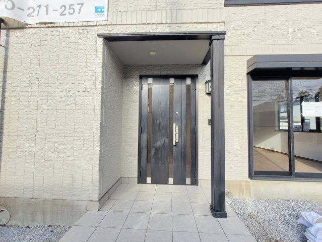 上三川町ゆうきが丘 中古戸建の玄関|お子さまのいるご家庭にも安心！
モニター付きインターホンで、誰が来たかすぐにわかるから、毎日の暮らしがもっと安全になります。
※2025年12月撮影