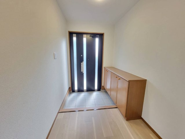 上三川町ゆうきが丘 中古戸建の玄関|玄関がいつもすっきりときれいに片づく大容量シューズボックス。増え続ける家族の履物が全部しまえます。
※2025年12月撮影
