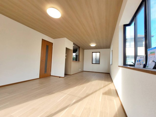 上三川町ゆうきが丘 中古戸建の居間・リビング|〇1F・14帖リビング〇
南向きの明るさと全室2面採光の心地よさが、日々の団らんをより豊かにしてくれます。リビングで過ごす時間が長いご家庭にもぴったりの、快適な住まいです☆
※2025年12月撮影