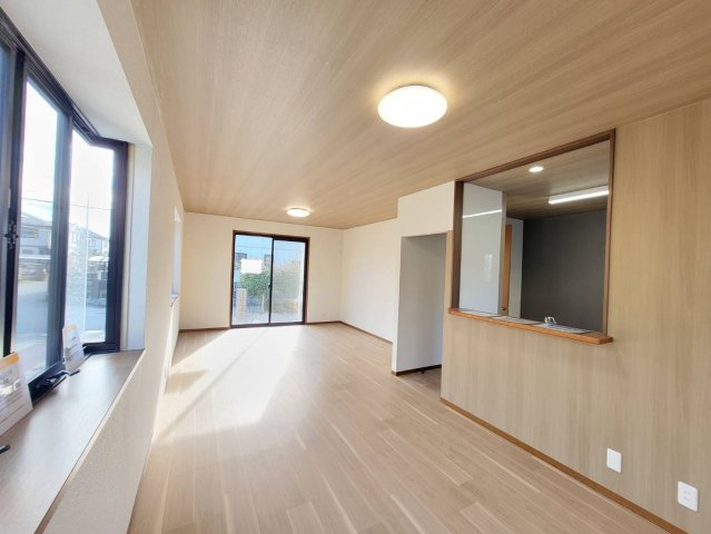 上三川町ゆうきが丘 中古戸建の居間・リビング|〇1F・14帖リビング〇
独立したキッチンにカウンターと小窓を付けて、まるで対面式カウンターキッチンのようなユニークなつくりとなりました☆
※2025年12月撮影