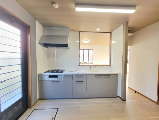 上三川町ゆうきが丘 中古戸建のキッチン|スッキリとしたデザインで収納力たっぷり！増えがちな調理器具やカトラリー、かさ張るタッパーやお弁当箱など、もう収納場所に困る事はありません！勝手口もあるのでゴミ出しもラクラクです♪
※2025年12月撮