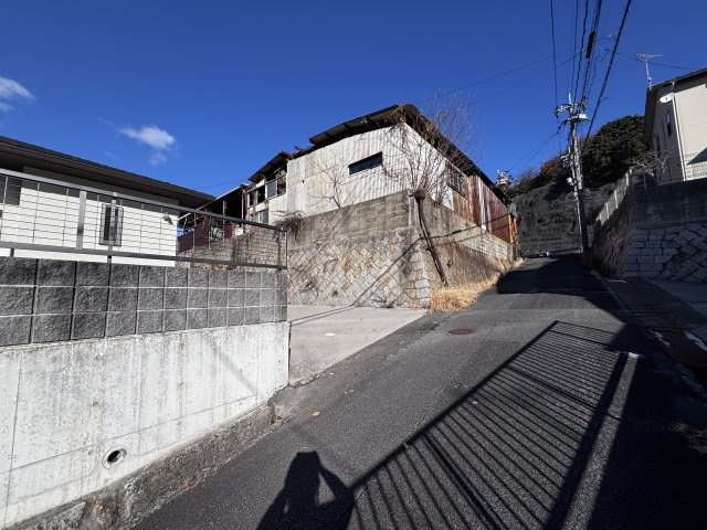 中古住宅　廿日市市物見西の前面道路含む現地写真