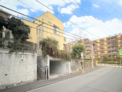 【前面道路含む現地写真】 | ◇◆青葉区桂台2丁目中古戸建◆◇ | ◆爽やかな青空の下に贅沢なほどに降り注ぐ陽光、豊かな居住性と、クオリティが見事に調和した住空間は、住まうことの喜びを感じさせてくれます。ゆとりある広い敷地で開放的なお住まいです。