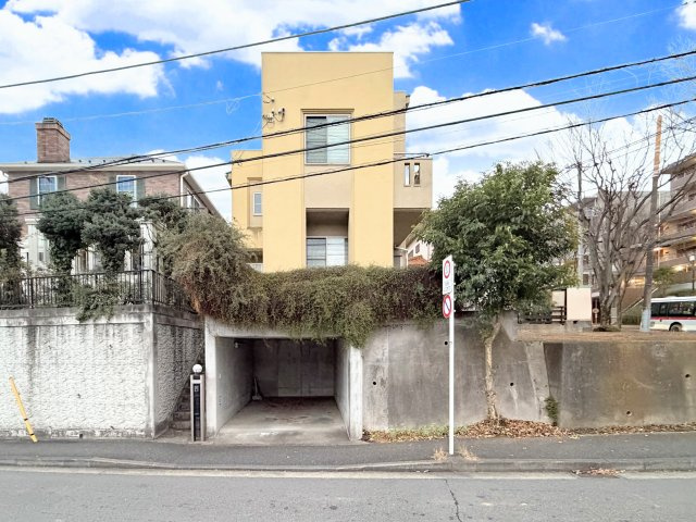 【外観】 | ◇◆青葉区桂台2丁目中古戸建◆◇ | ◆一戸建てを中心とした街並みが整然と続き、周辺は高い建物が建っていないので、緑の多い閑静な趣を感じる環境です。街並みや周辺環境も重要なポイントです！！