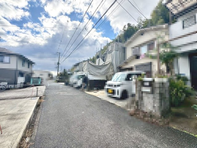 今熊２丁目　新築一戸建の前面道路含む現地写真|ママ憧れのカウンターキッチンですよ！リビングが見渡せるので、お子様の様子が見えるので安心ですね！