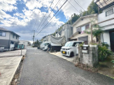 【前面道路含む現地写真】 | 今熊２丁目　新築一戸建 | ママ憧れのカウンターキッチンですよ！リビングが見渡せるので、お子様の様子が見えるので安心ですね！