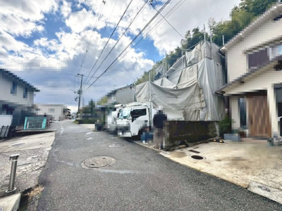 【前面道路含む現地写真】 | 今熊２丁目　新築一戸建 | 一坪以上のゆとりある浴室でのびのび一日の疲れを癒やしてくださいね♪浴室乾燥機付きですので、雨の日の洗濯物も安心ですね♪