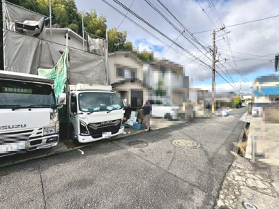 【前面道路含む現地写真】 | 今熊２丁目　新築一戸建 | ゆとりのある洗面室ですよ♪朝の身支度もスムーズにできますね♪