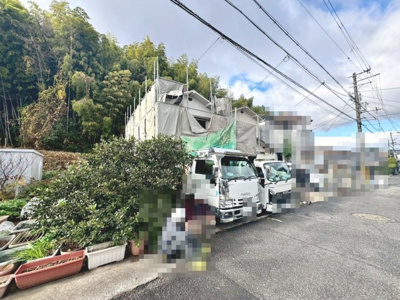 【前面道路含む現地写真】 | 今熊２丁目　新築一戸建 | 温水洗浄便座ですので、寒い日も温かい便座で安心して使用していただけますよ！トイレ１階と２階の２ヶ所あります♪忙しい朝や家族の多いご家庭も安心ですね！