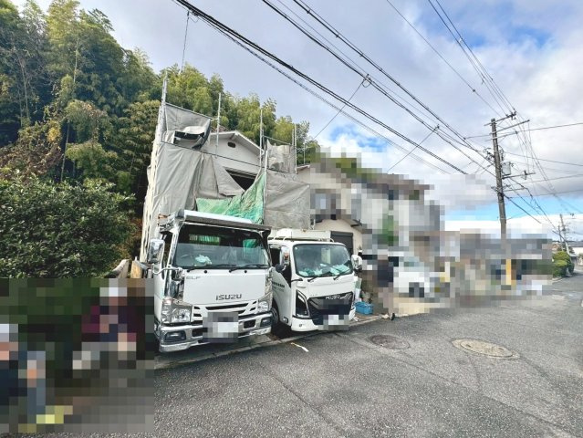 今熊２丁目　新築一戸建の外観|２面採光の居室ありますよ！明るい室内は、風通しも良く、大変居心地の良い空間となっております♪爽やかな風を感じて起きる朝は、快適生活の始まりに！