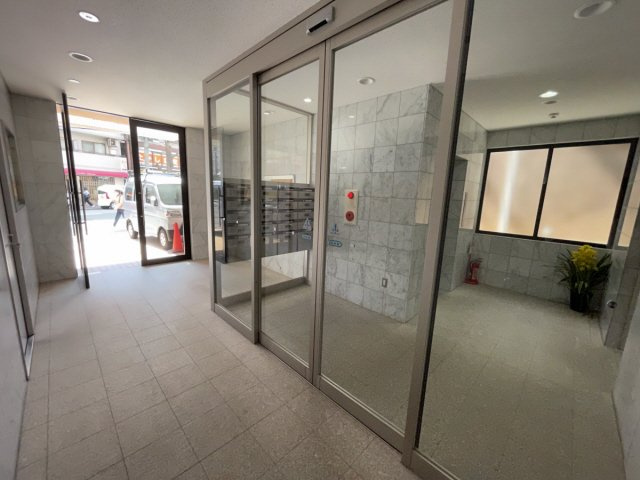 ネオハイム六甲のエントランス