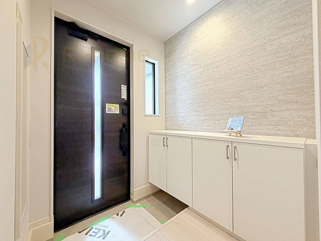 流山市こうのす台4期　新築戸建て　1号棟の玄関|気持ちよくご家族やゲストを送迎できる穏やかな雰囲気の玄関♪大きな下駄箱で玄関廻りスッキリ♪