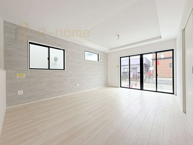 流山市こうのす台4期　新築戸建て　1号棟の居間・リビング|大きな窓から明るい自然光が差し込むリビング！アクセントクロスがお洒落なくつろぎ空間♪